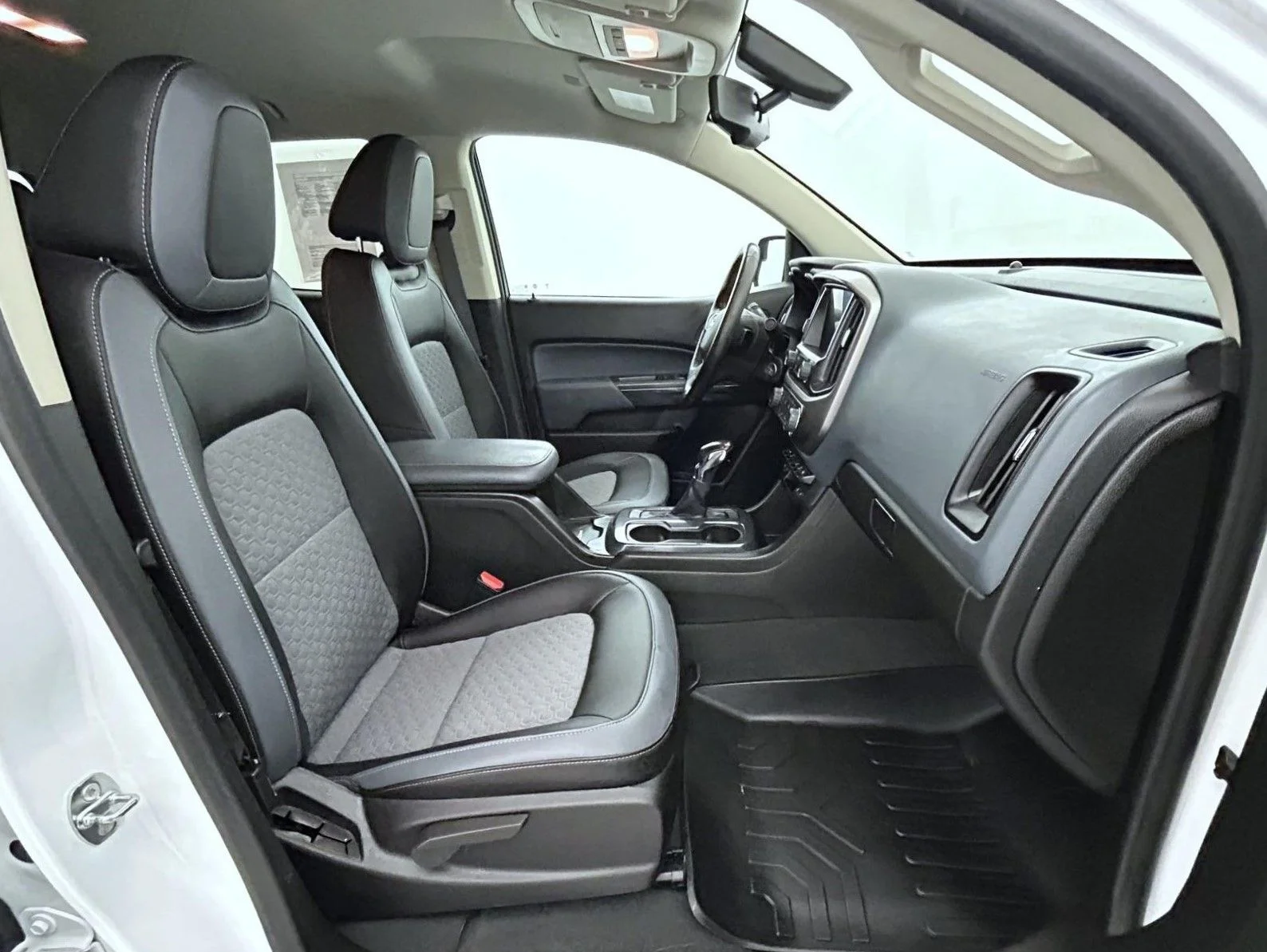 Used 2022 White Chevrolet Z71 image 15