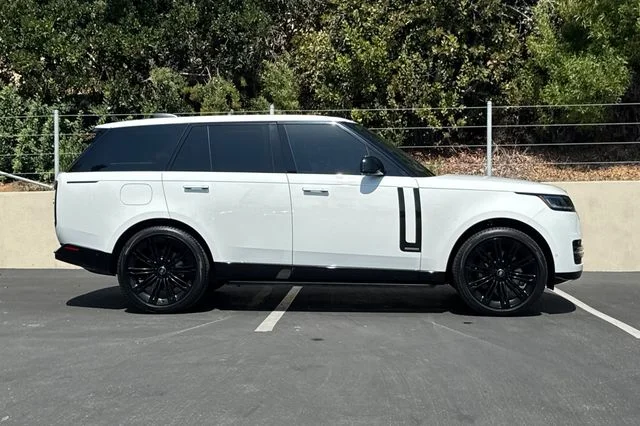 Used 2023 White Land Rover Autobiography image 6