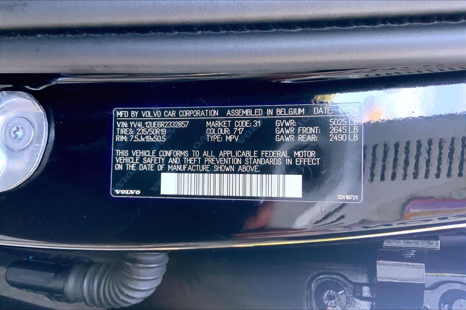 Used 2024 Onyx Black Metallic Volvo Plus Bright Theme image 31