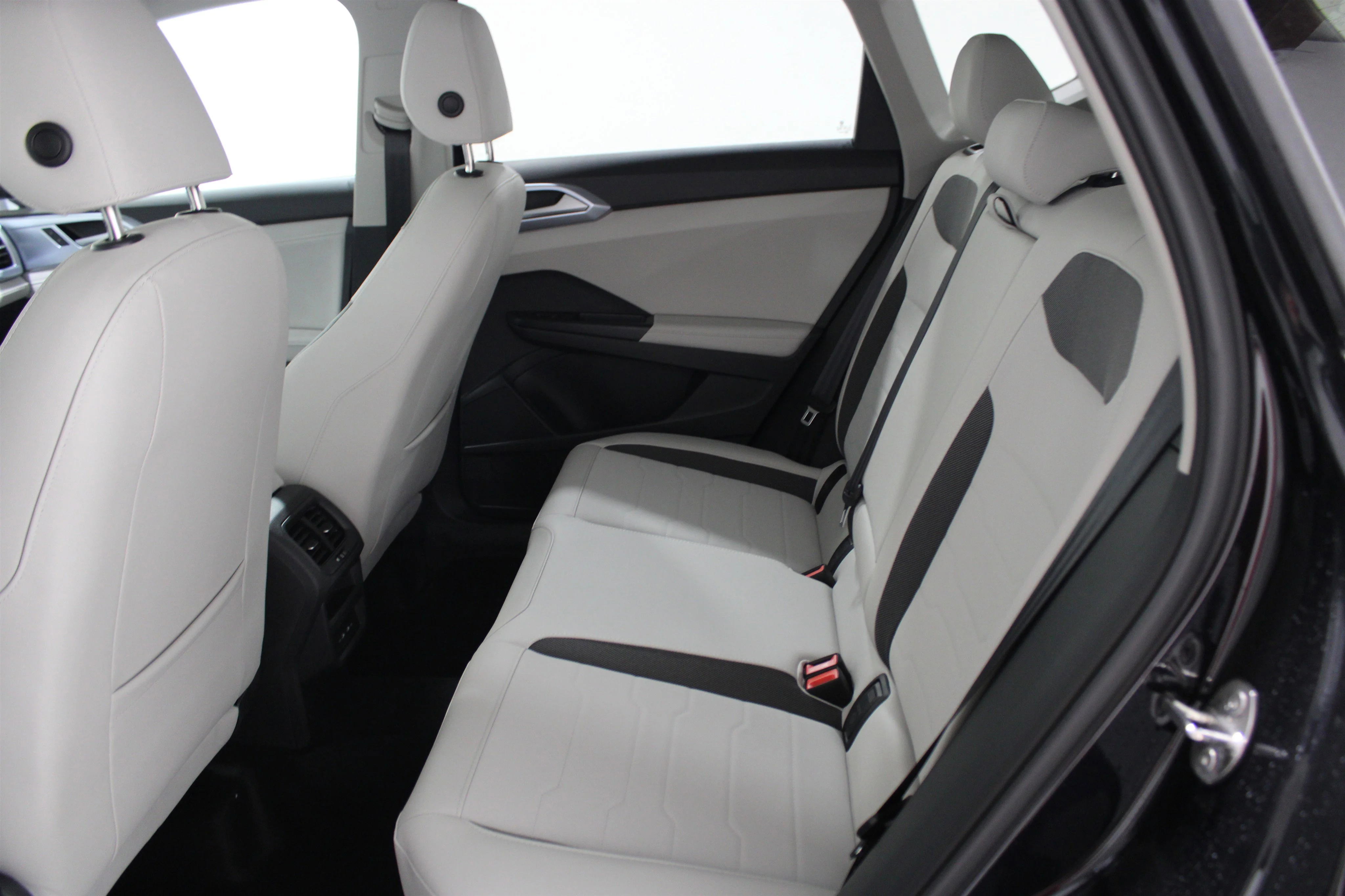 New 2026 Deep Black Pearl Volkswagen SE image 20