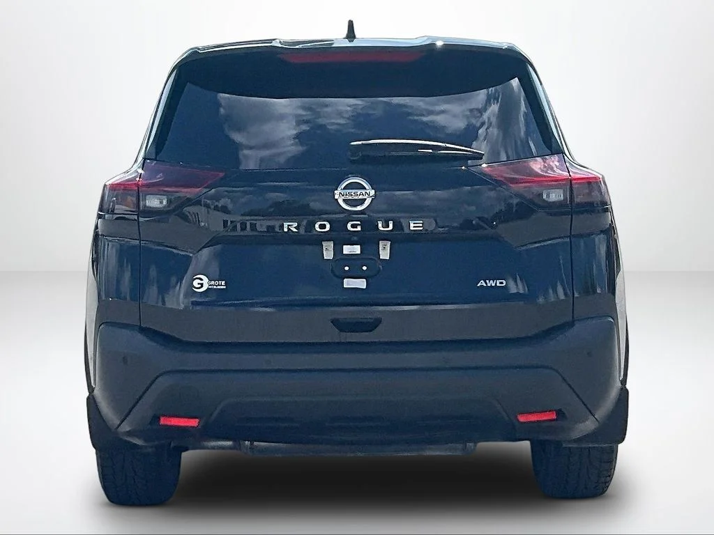 Used 2021 Black Nissan S image 5