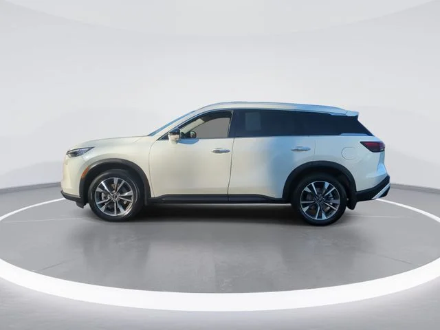 Used 2023 White INFINITI LUXE image 5