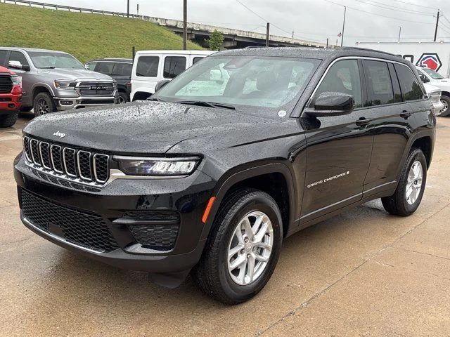 New 2026 Diamond Black Crystal Pearl-Coat Exterior Paint Jeep Laredo image 10