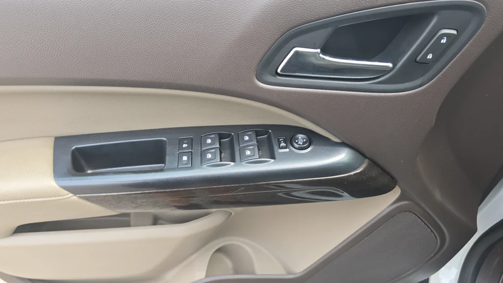 Used 2018 White GMC SLT image 19