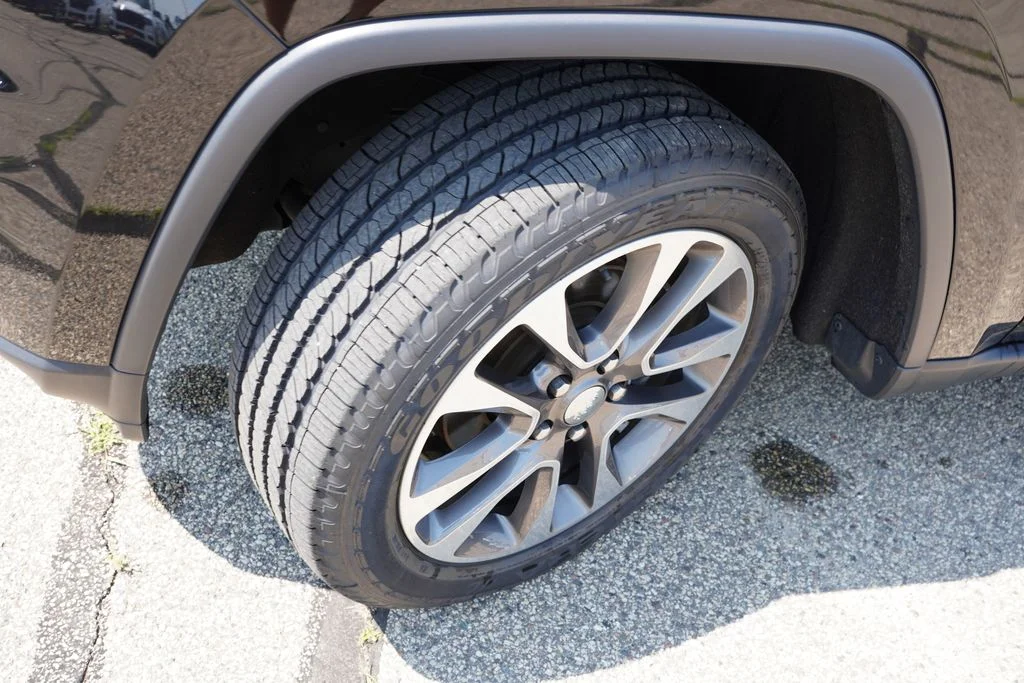 Certified Used 2018 Diamond Black Crystal Pearlcoat Jeep Limited image 13