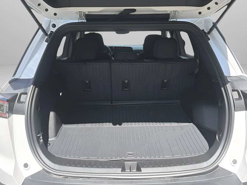 Used 2025 White Chevrolet LT image 25
