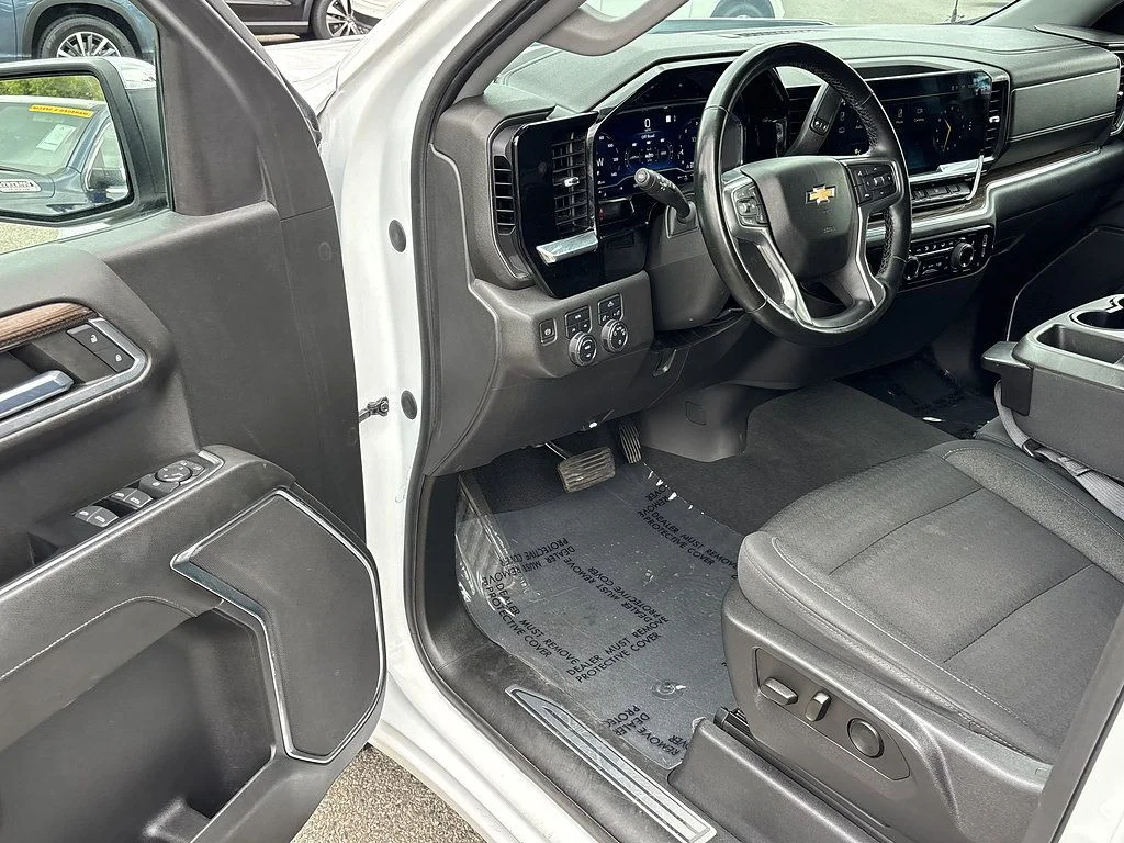Used 2023 White Chevrolet LT image 10