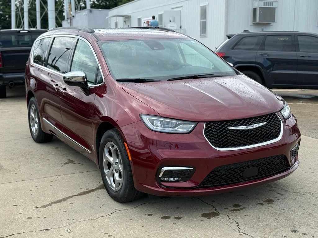 Used 2023 Red Chrysler Limited image 4