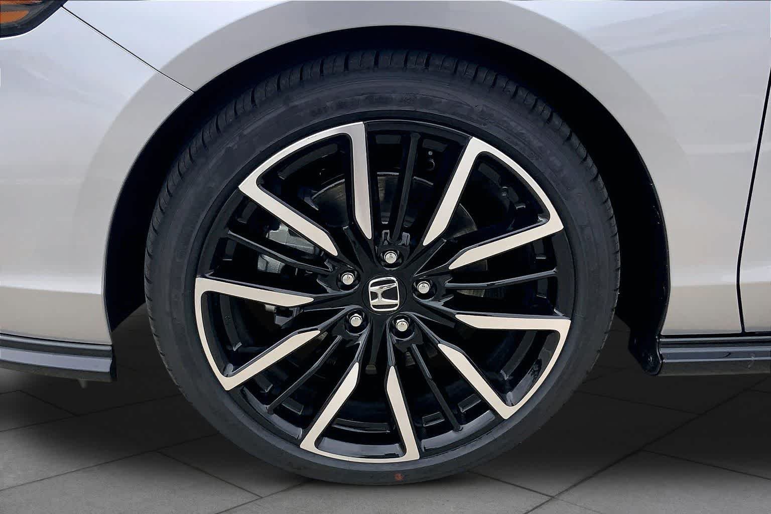 New 2026 Solar Silver Metallic Honda Touring Hybrid image 12