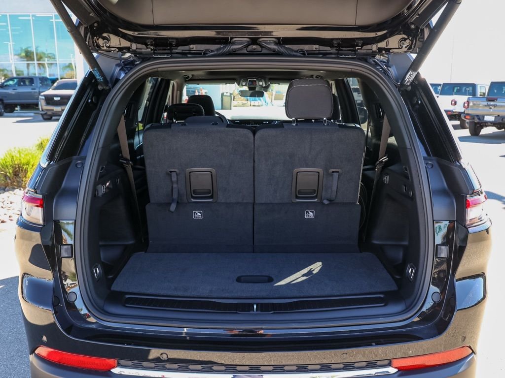 New 2026 Diamond Black Crystal Pearl-Coat Exterior Paint Jeep Laredo image 15