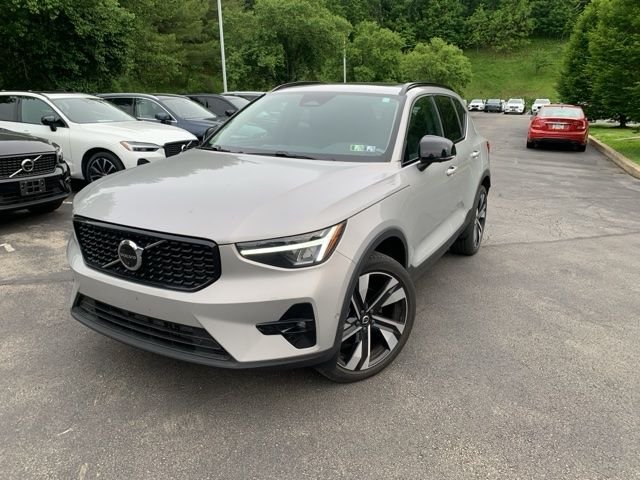 2023 Volvo XC40 B5 Plus Dark AWD's photo