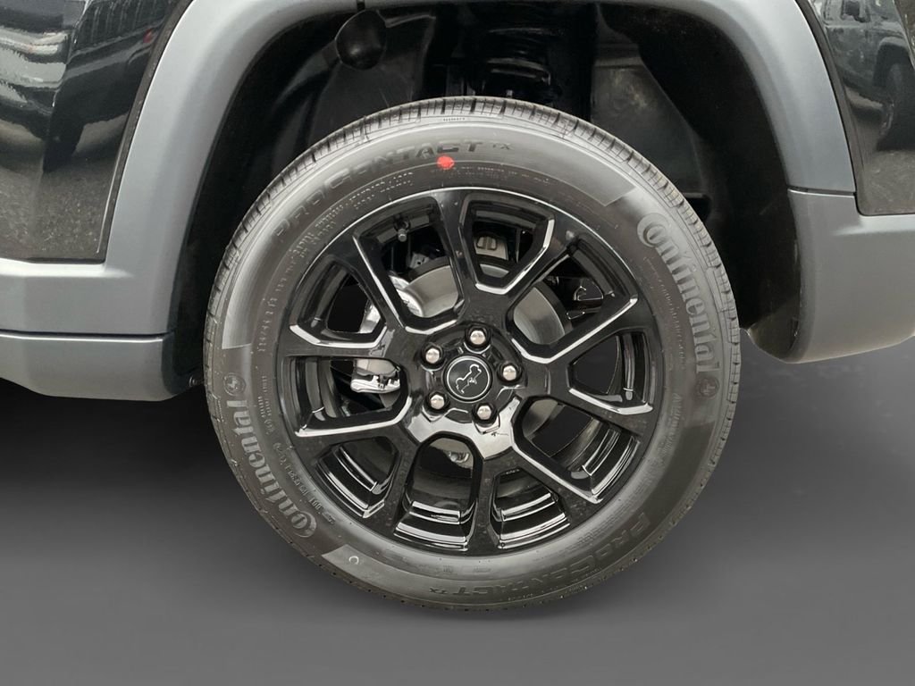 New 2026 Diamond Black Crystal Pearl-Coat Exterior Paint Jeep Latitude image 8