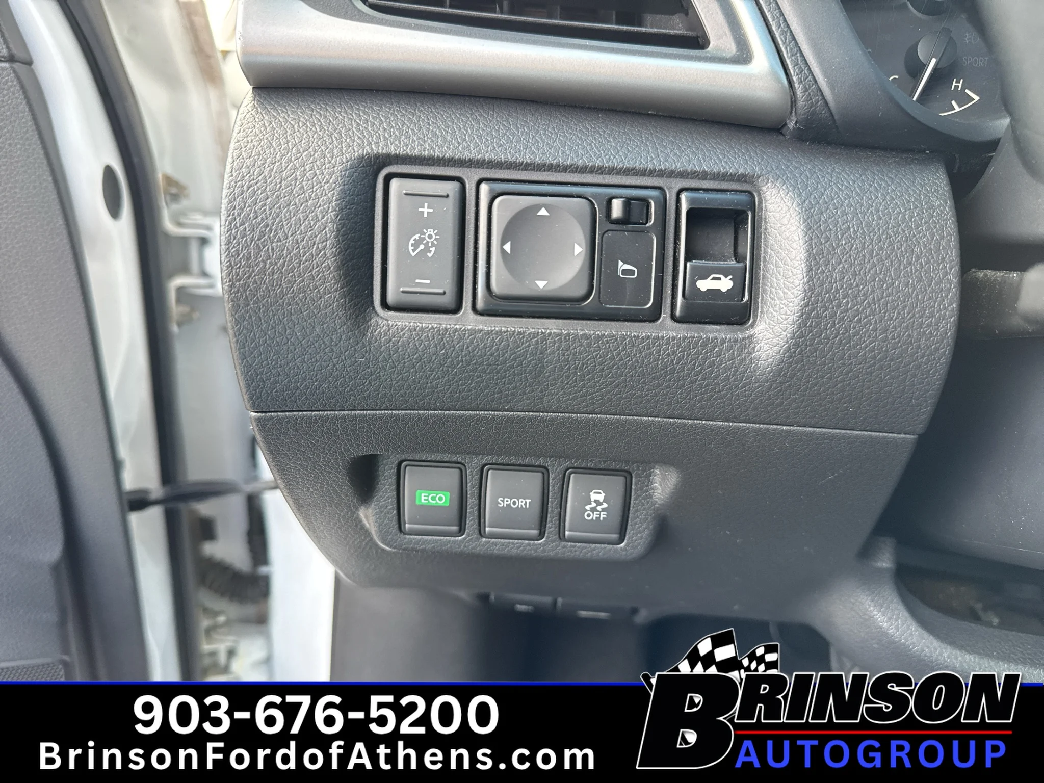 Used 2018 Aspen White Nissan SR image 16