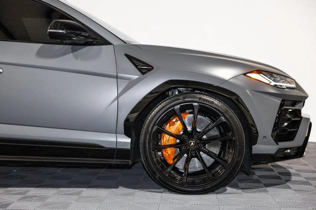 Used 2022  Lamborghini  image 3