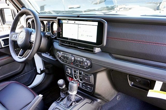 New 2026 Bright White Clear-Coat Exterior Paint Jeep Rubicon image 13