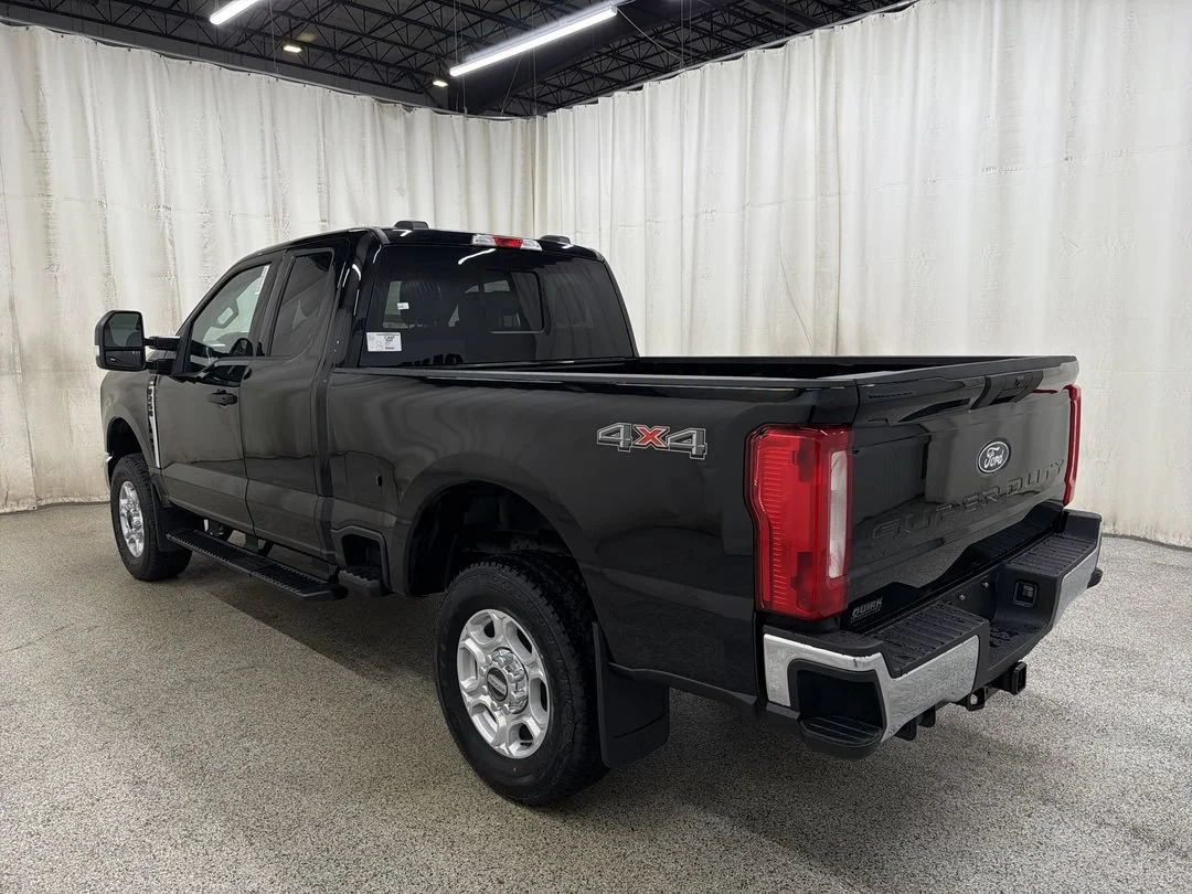 New 2027 Agate Black Metallic Ford F-250® XLT image 9