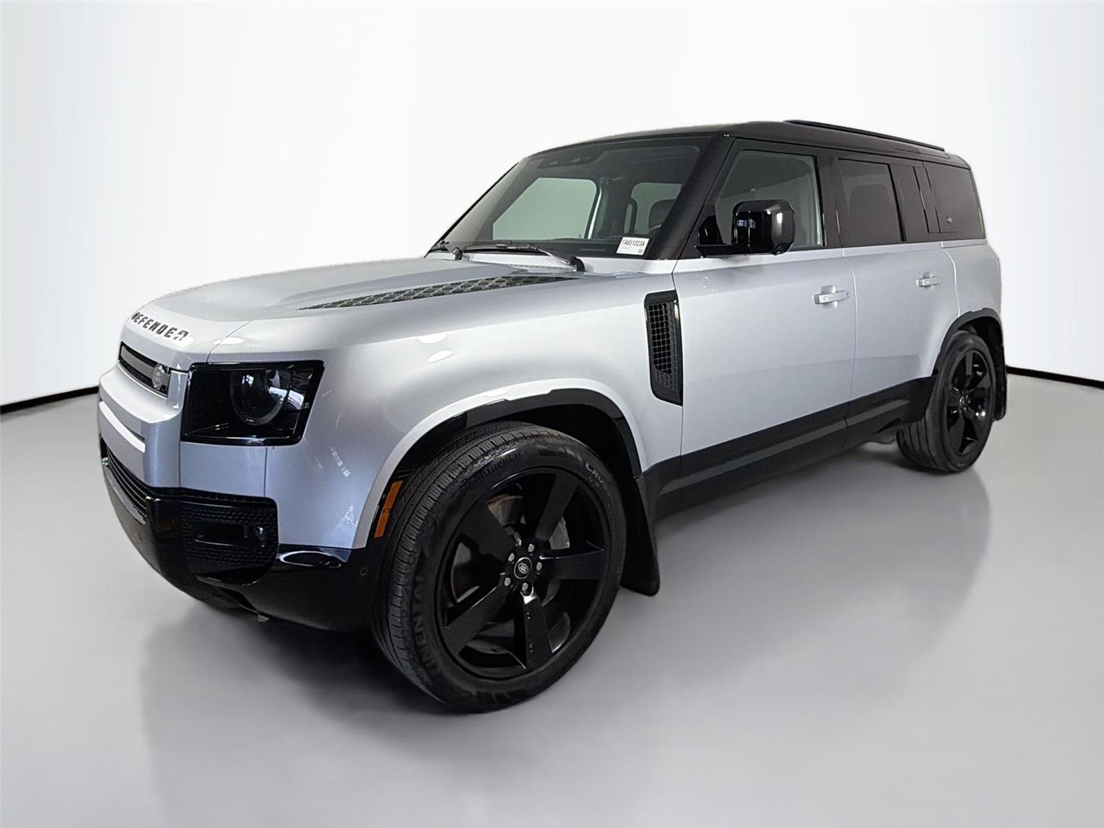 Used 2024 Hakuba Silver Land Rover X-Dynamic SE image 1