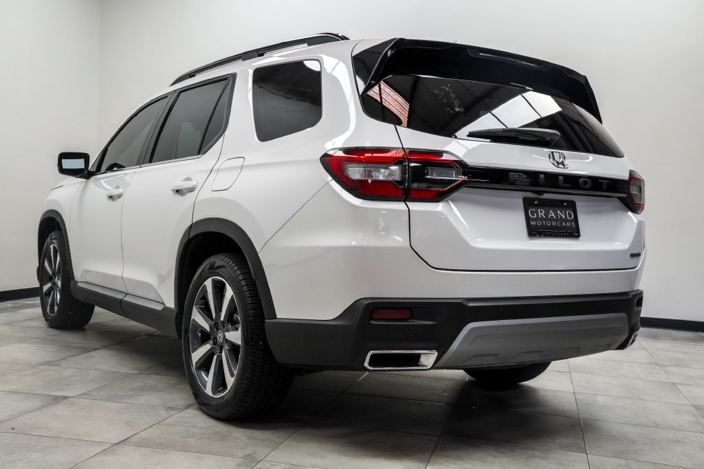Used 2025 White Honda Touring image 12