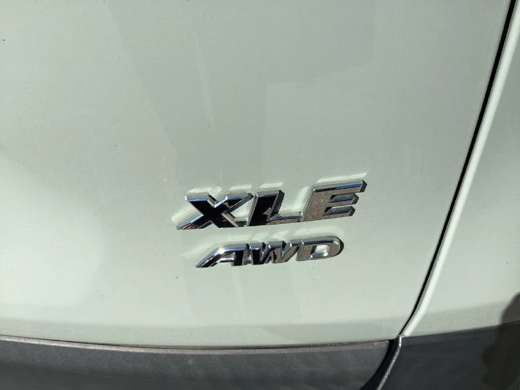 Used 2020  Toyota XLE Premium image 22