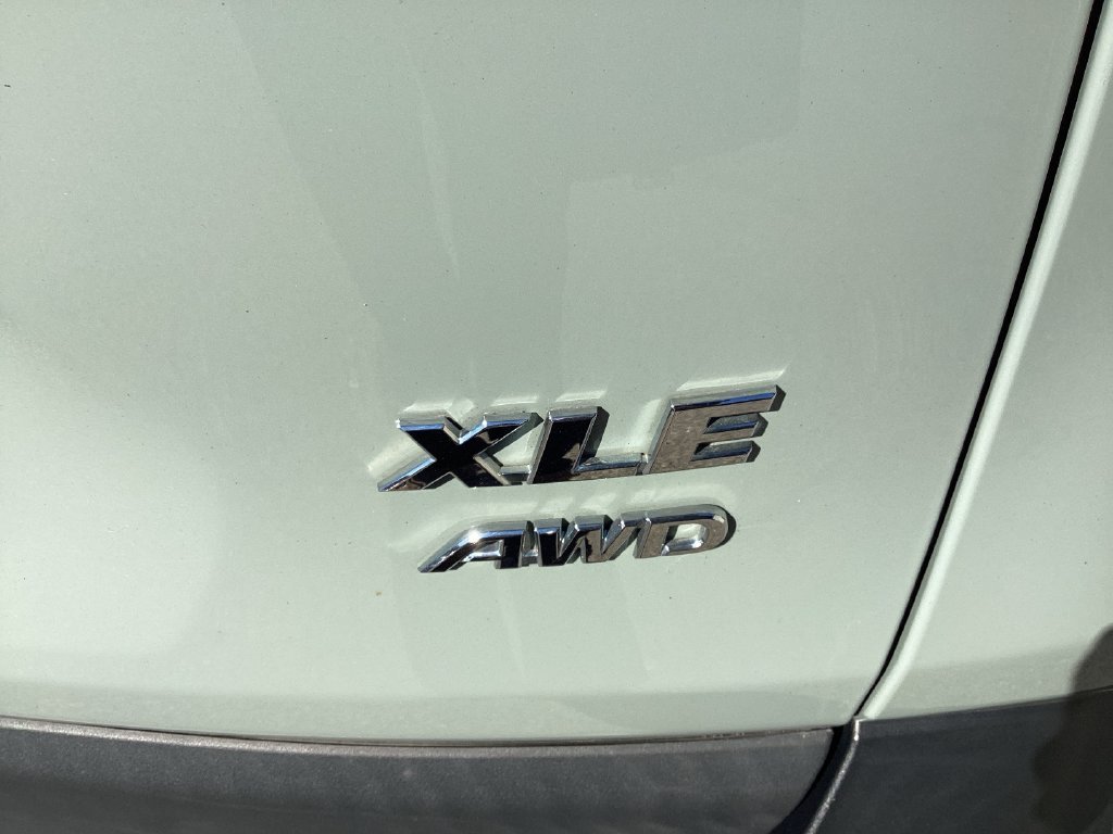 Used 2020  Toyota XLE Premium image 22