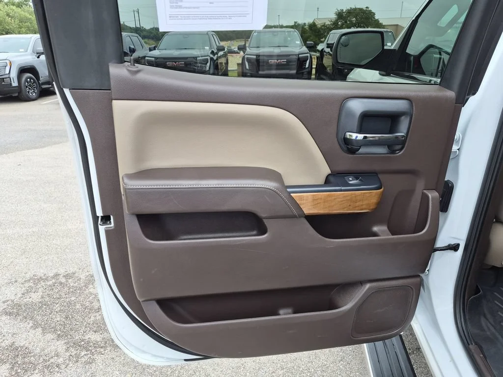 Used 2018 IRIDESCENT PEARL TRICOAT Chevrolet LTZ image 34