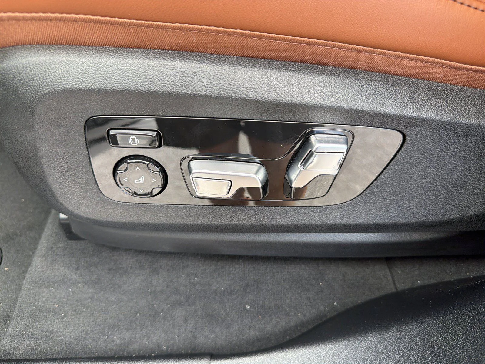 New 2026 Mineral White Metallic BMW xDrive40i image 31