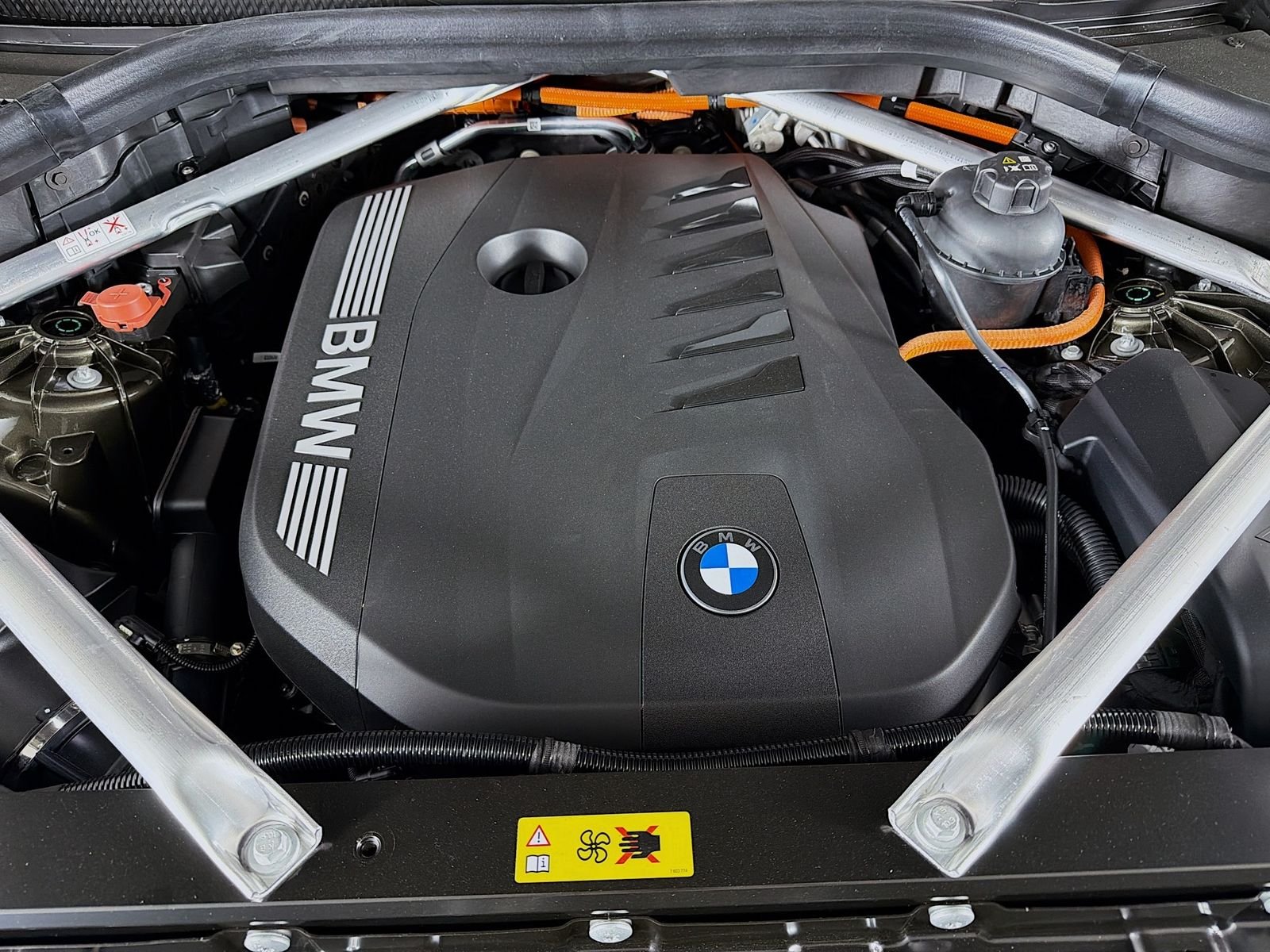 New 2026 Manhattan Green Metallic BMW xDrive50e image 32
