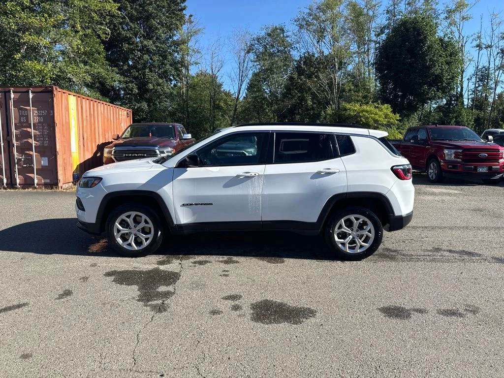 Used 2024 White Jeep Latitude image 3
