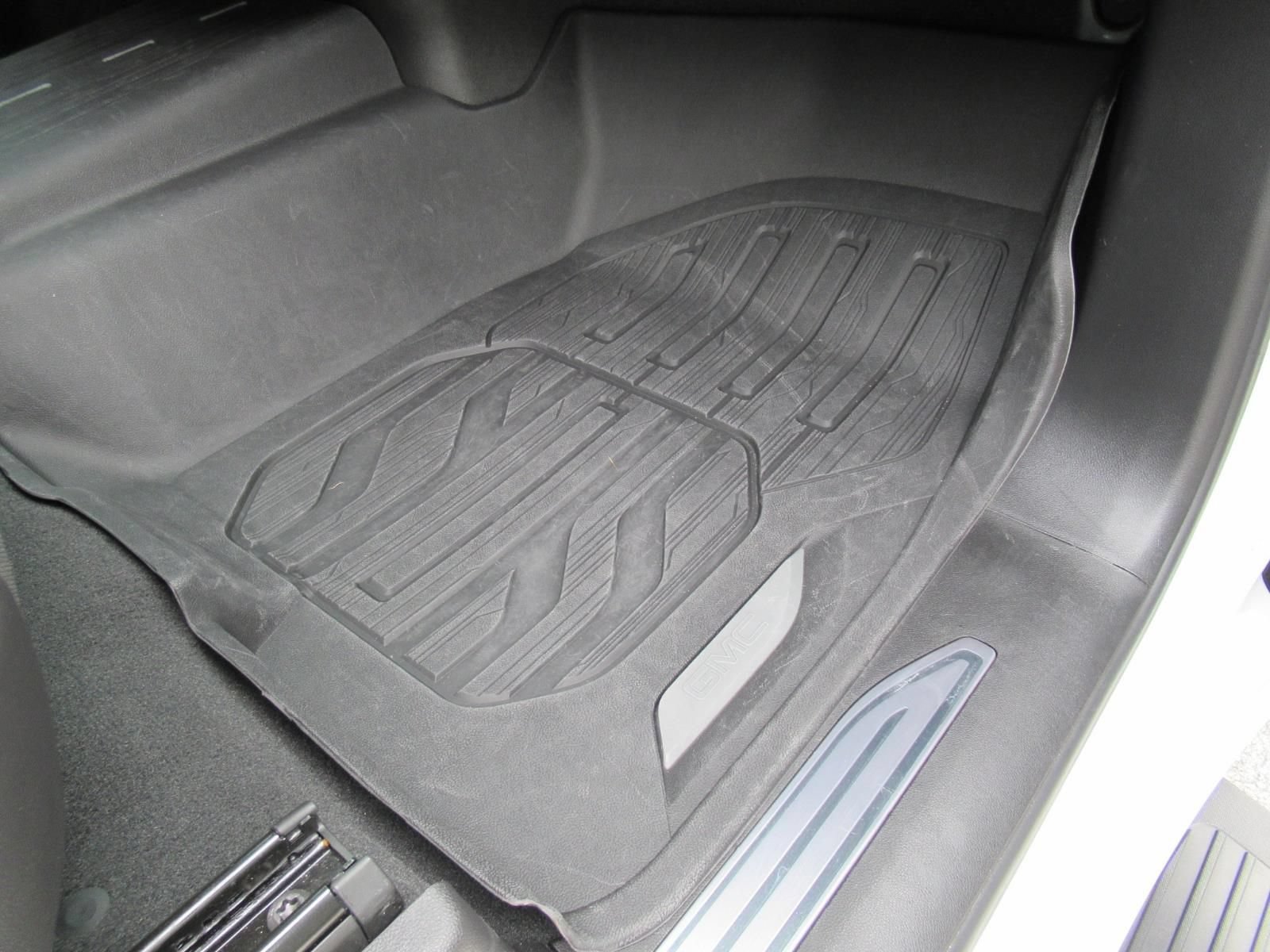 Used 2024 Summit White GMC Elevation image 30