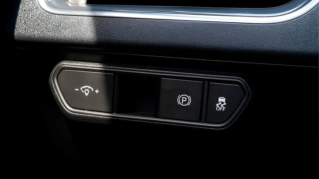 Used 2025 White Kia GT-Line image 40