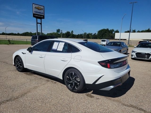 Used 2025 White Hyundai SEL image 24