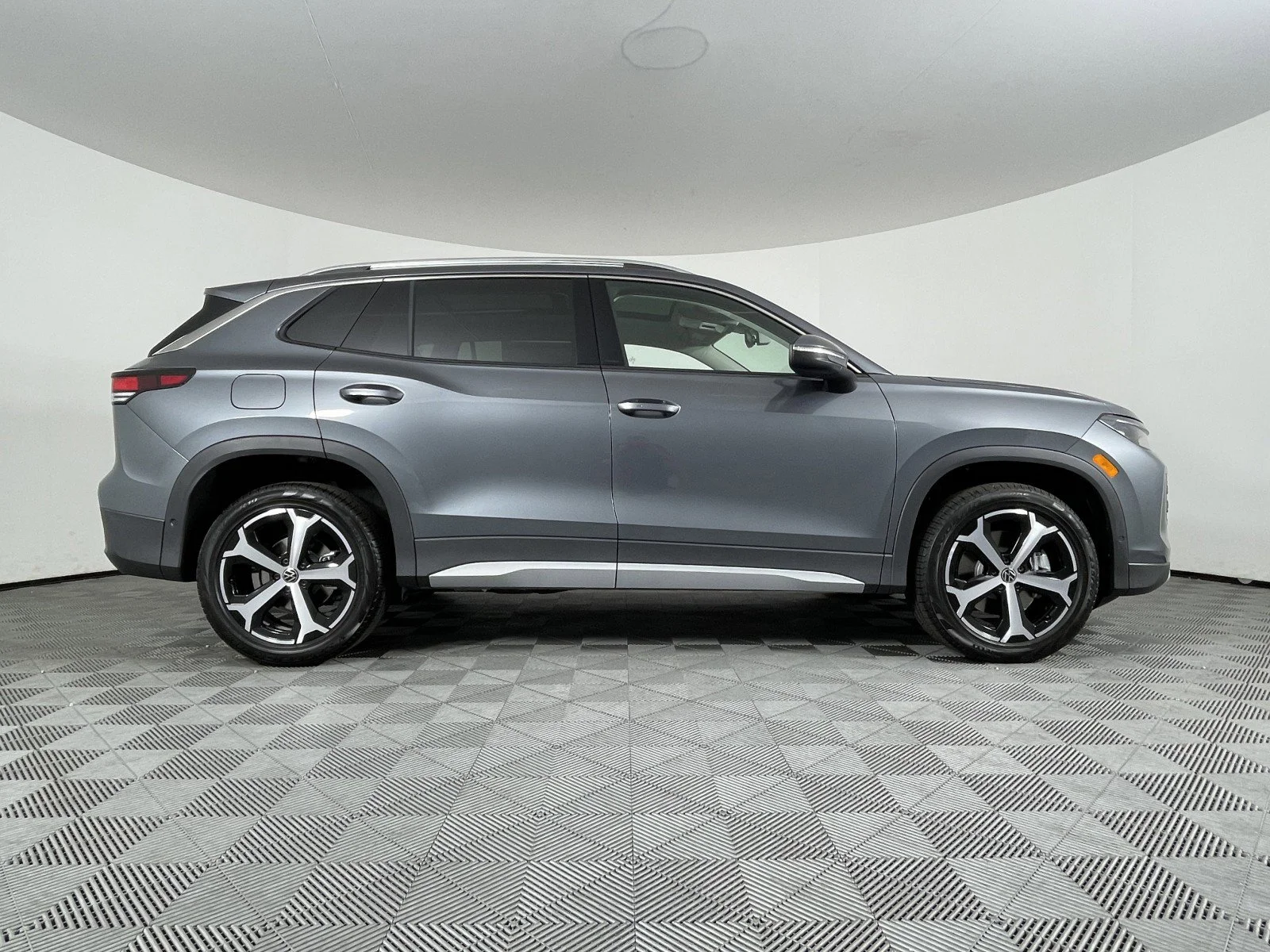 2025 Volkswagen Tiguan SE - Photo 17