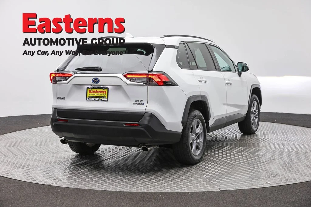 Used 2022 White Toyota XLE image 5