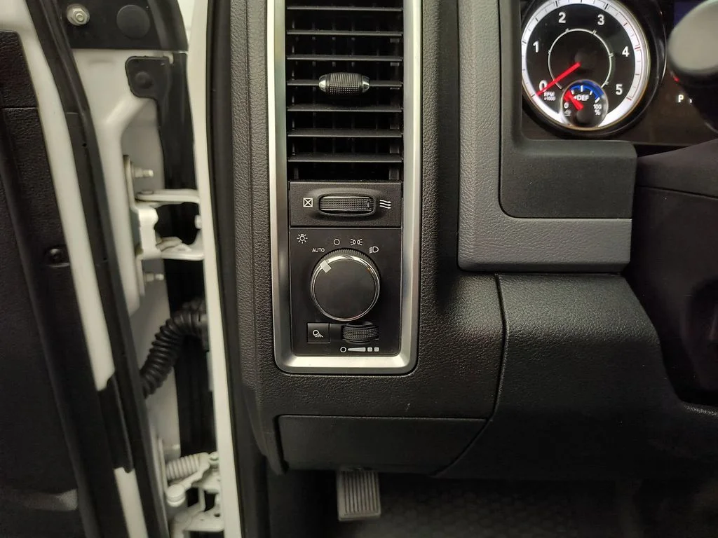 Used 2016 Bright White Ram SLT image 23