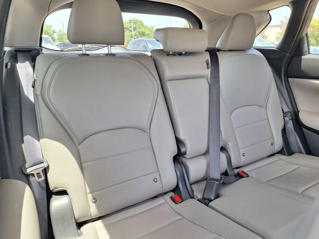Used 2023 White INFINITI LUXE image 29
