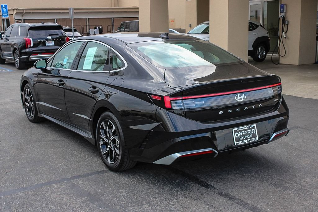 Certified Used 2025 Black Hyundai SEL image 7