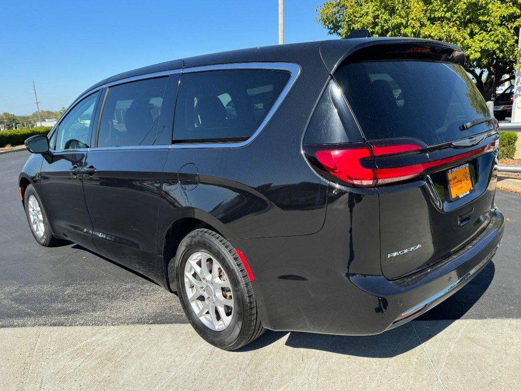 Used 2023 Black Chrysler Touring L image 5