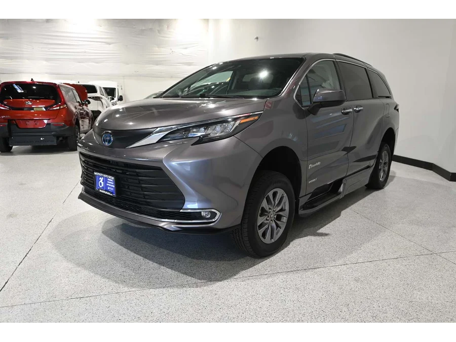 Used 2021 GRAY Toyota XLE Mobility Handicap Van image 10