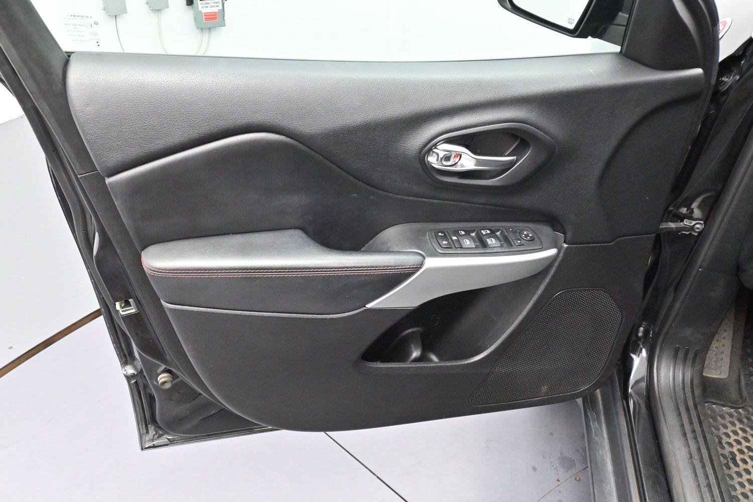 Used 2018 Diamond Black Crystal Pearlcoat Jeep Trailhawk image 9