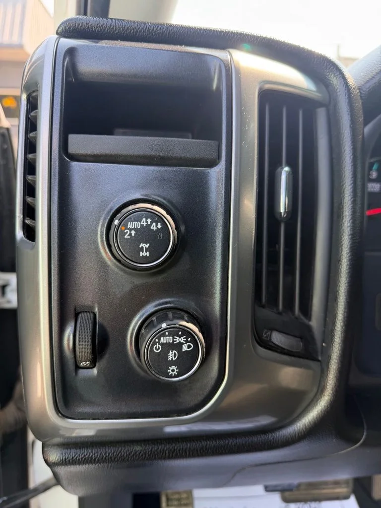 Used 2018 White Chevrolet LT image 11