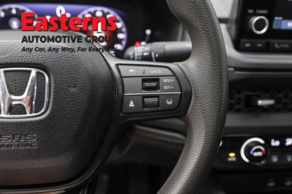 Used 2025 White Honda SE image 16