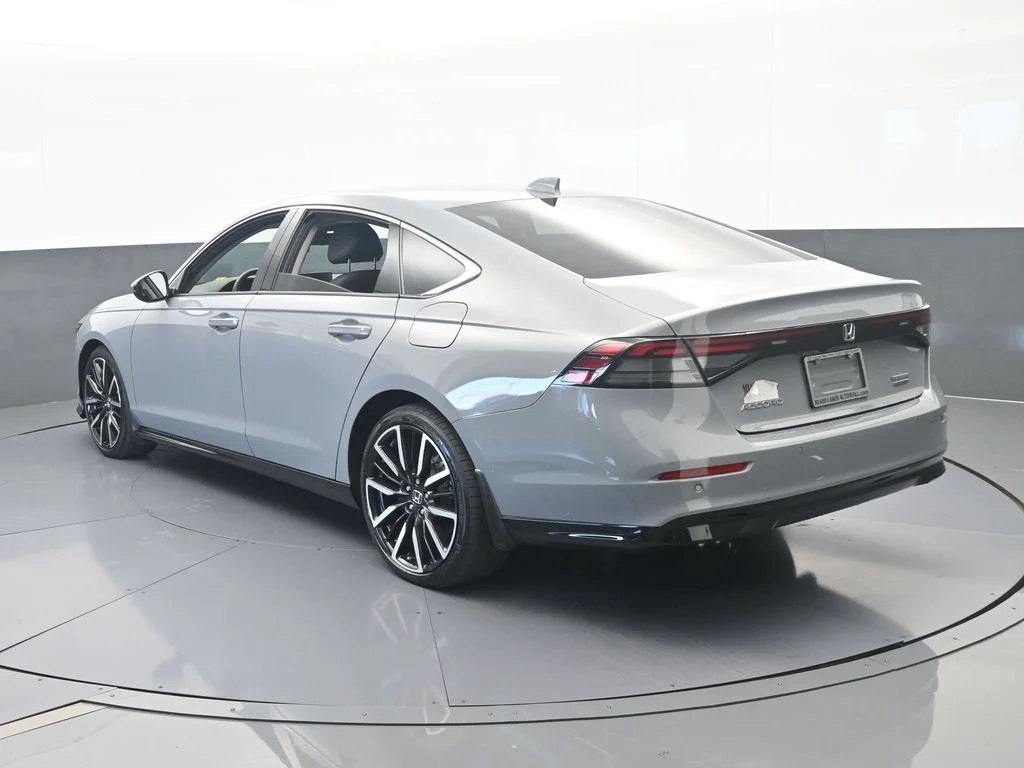 Used 2024 Solar Silver Metallic Honda Touring image 4