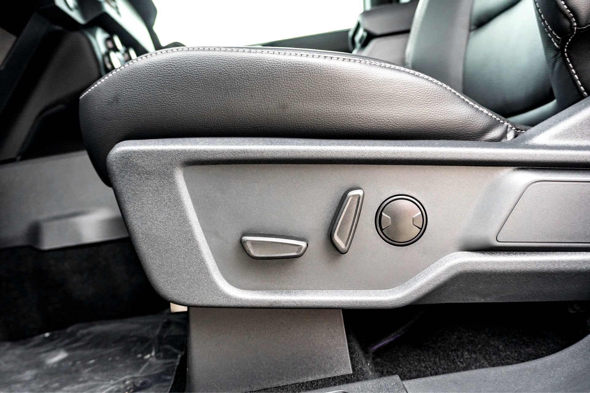 New 2026 Avalanche Gray Ford Outer Banks image 8