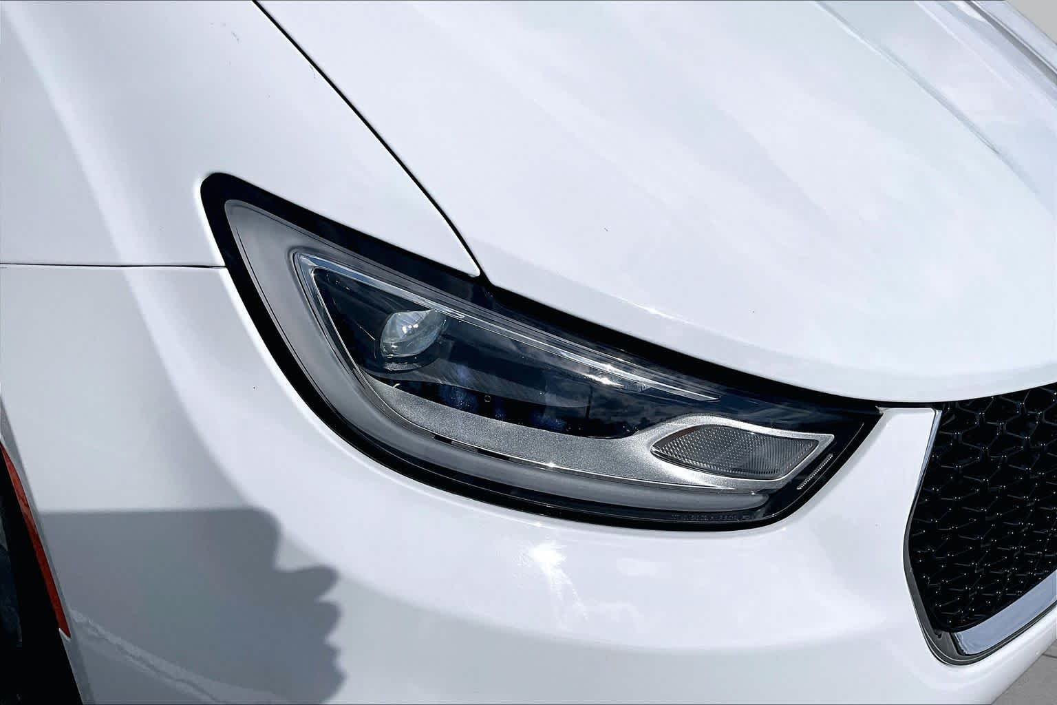 Used 2024 Bright White Clearcoat Chrysler Hybrid Select image 28