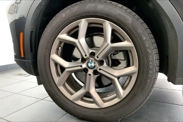 Used 2024 Gray BMW xDrive30i image 7