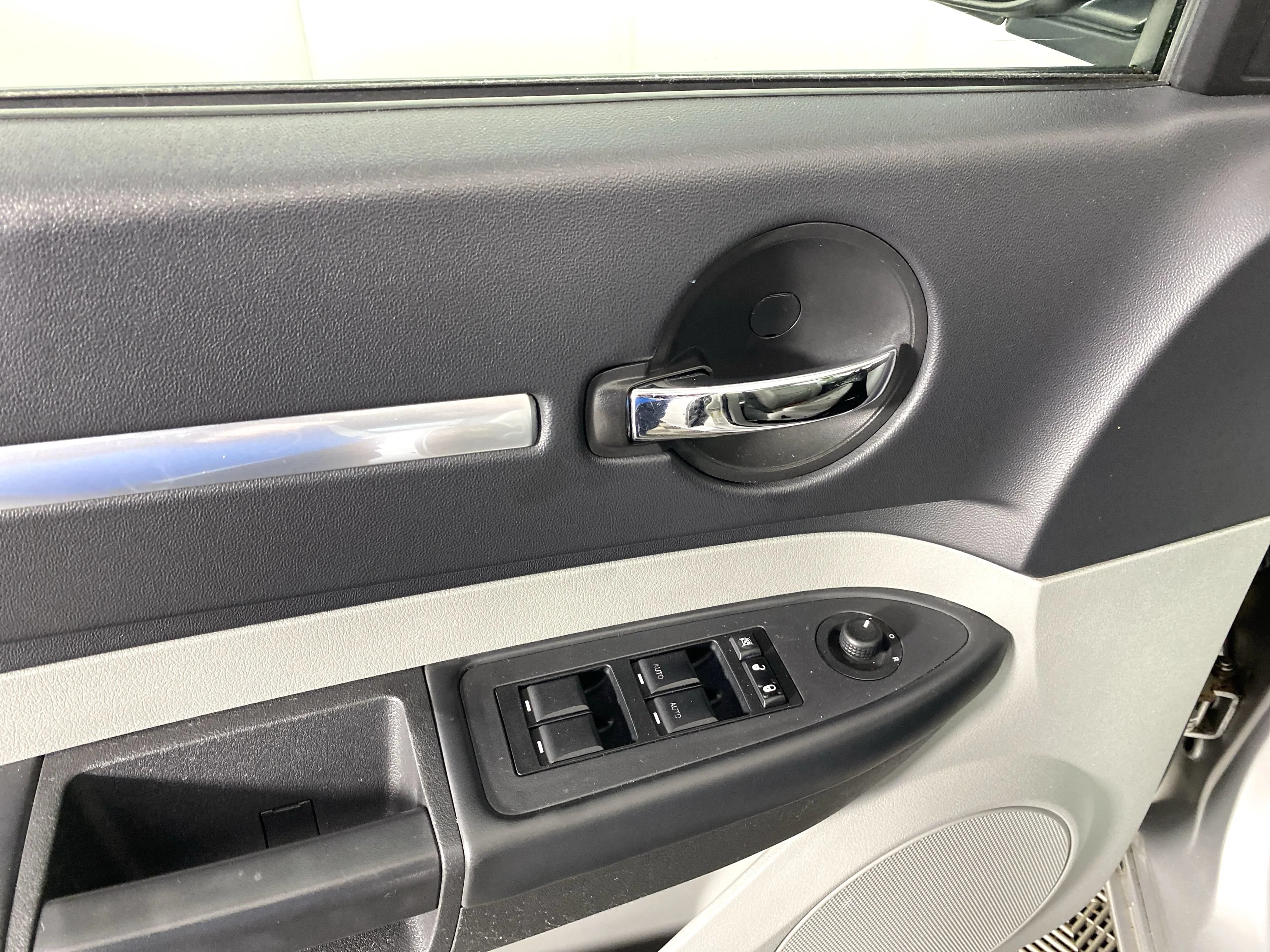 Used 2010 Bright Silver Metallic Dodge Rallye image 14