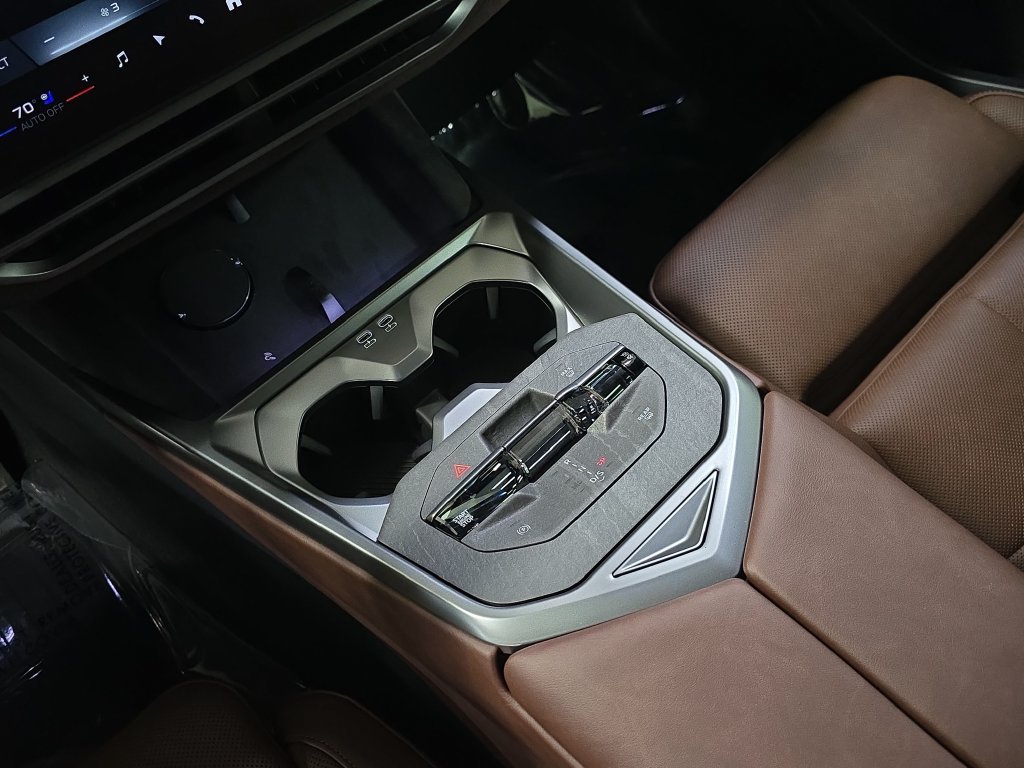 New 2027 Space Silver Metallic BMW  image 19
