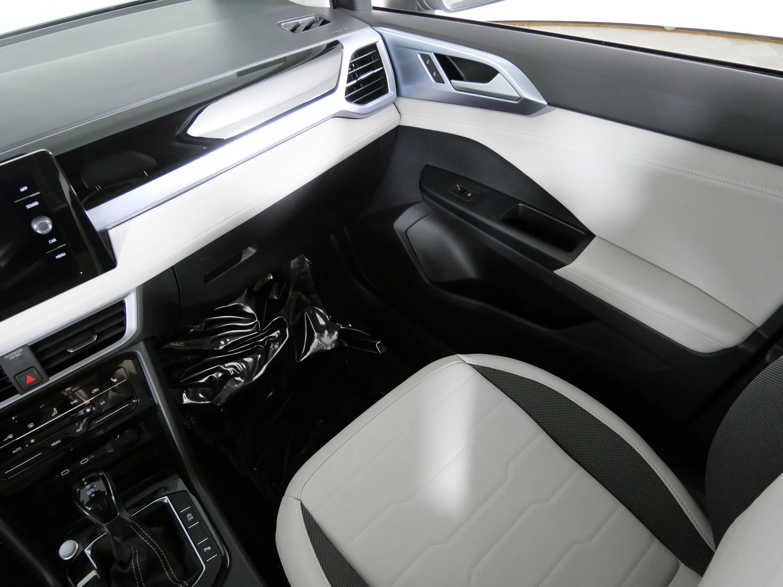 New 2026 Pure White Volkswagen SE image 11