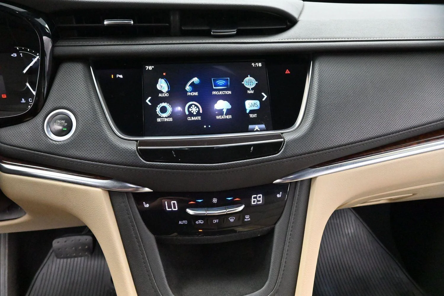 Used 2019 RADIANT SILVER METALLIC Cadillac Luxury FWD image 23
