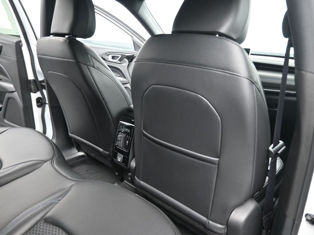 New 2026 Bright White Clearcoat Jeep Latitude image 24
